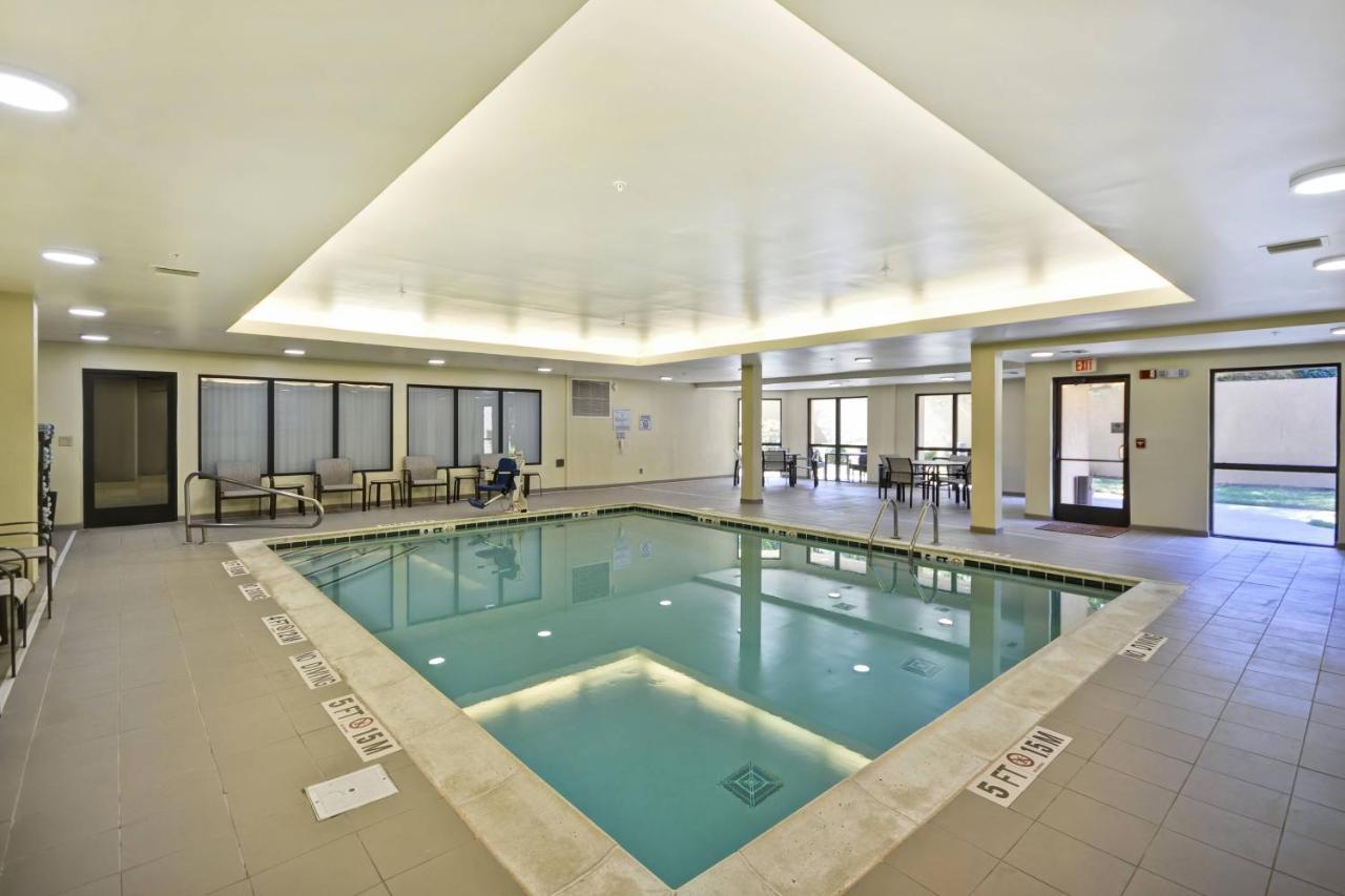 Отель Courtyard By Marriott Долтон Экстерьер фото