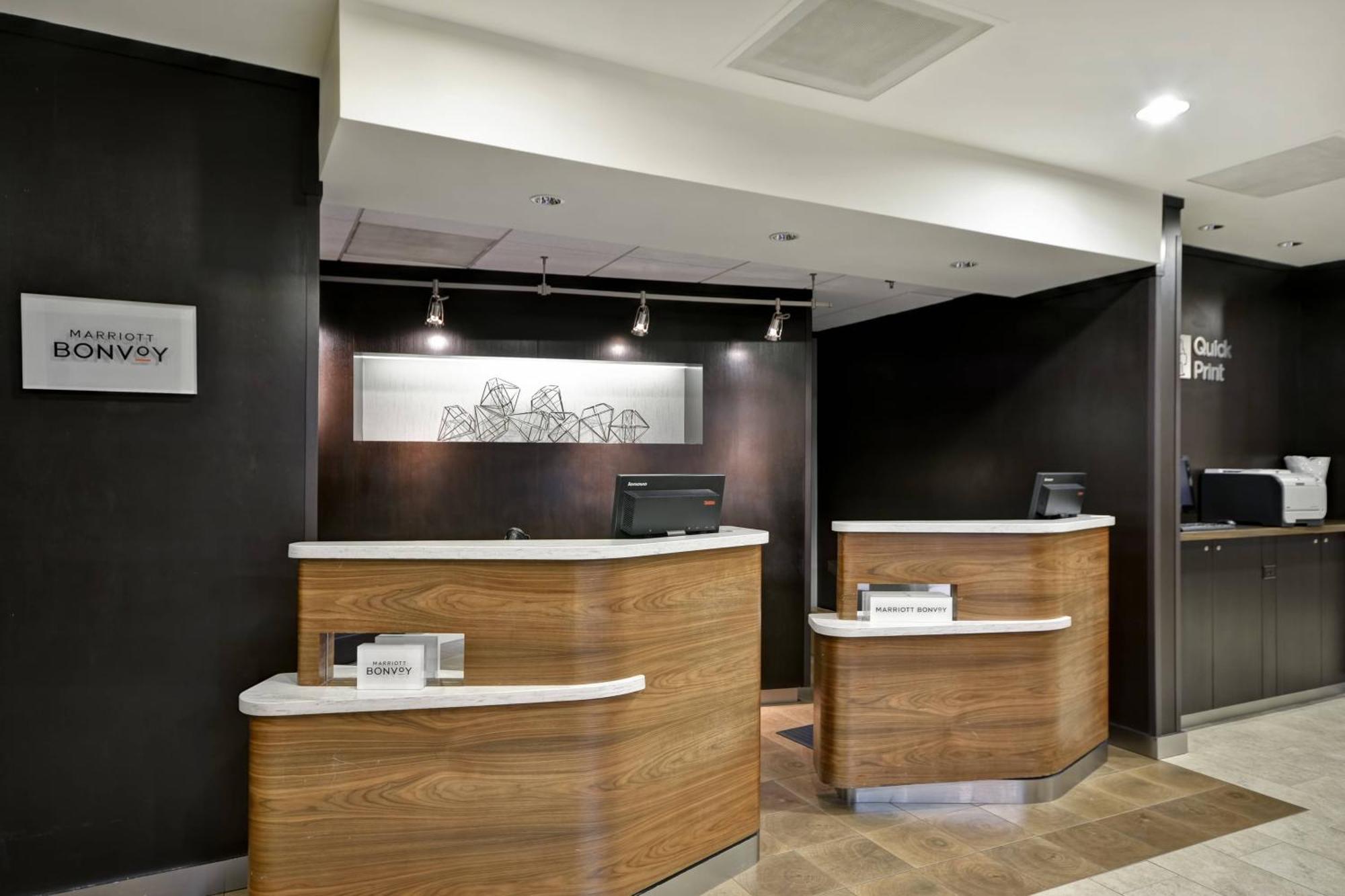 Отель Courtyard By Marriott Долтон Экстерьер фото
