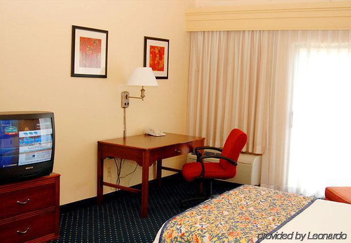 Отель Courtyard By Marriott Долтон Экстерьер фото