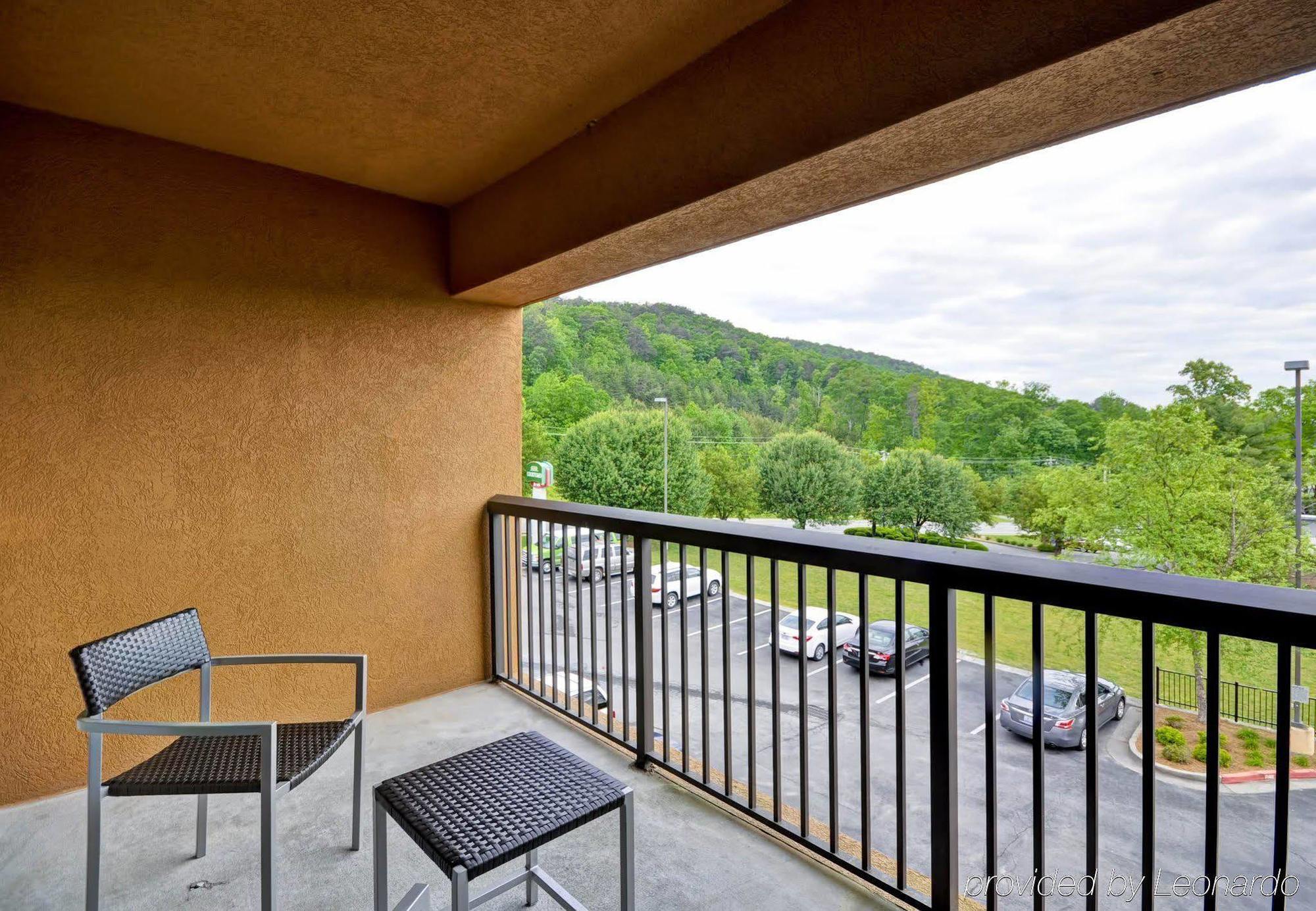 Отель Courtyard By Marriott Долтон Экстерьер фото