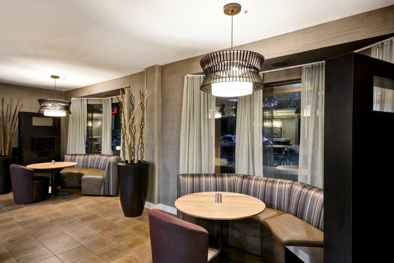 Отель Courtyard By Marriott Долтон Экстерьер фото